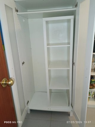 Armario blanco con puertas de plástico