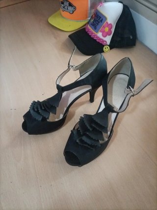 Zapatos de tacón negros destalonados