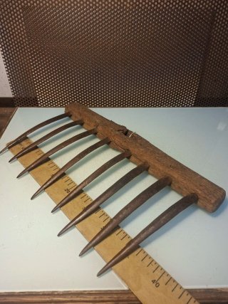 Horca antigua de madera y metal