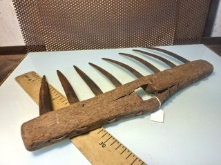 Horca antigua de madera y metal