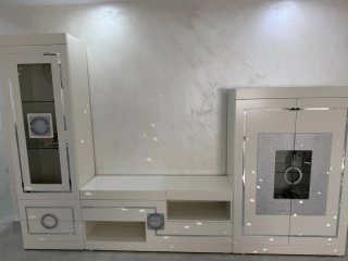 Mueble de salón blanco y plateado
