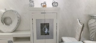 Mueble de salón blanco y plateado