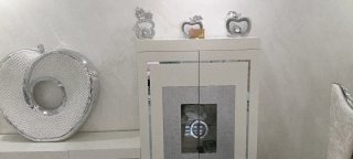 Mueble de salón blanco y plateado