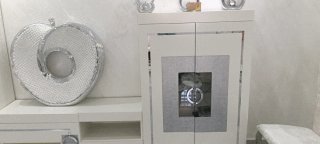Mueble de salón blanco y plateado