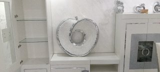 Mueble de salón blanco y plateado