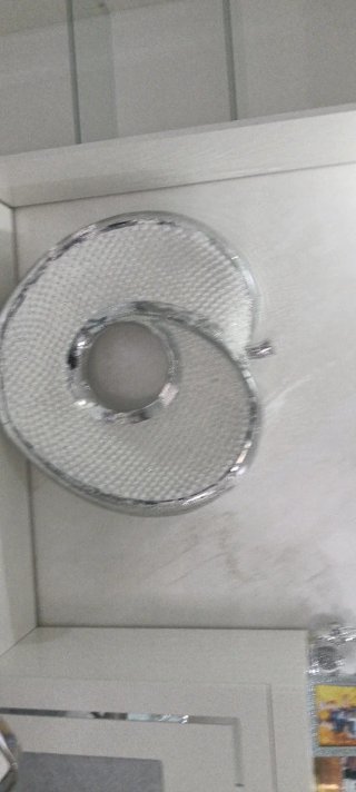 Mueble de salón blanco y plateado