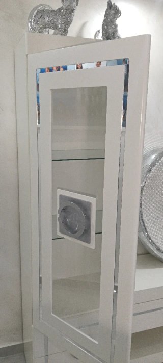 Mueble de salón blanco y plateado