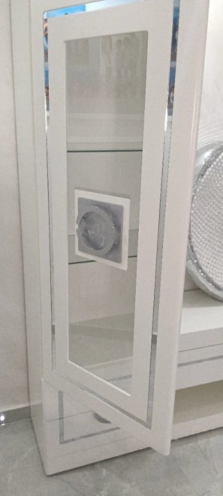Mueble de salón blanco y plateado