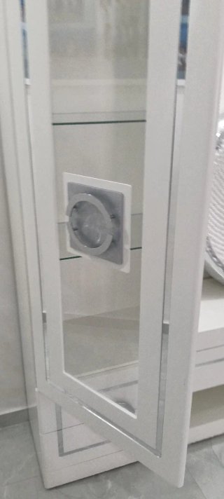 Mueble de salón blanco y plateado