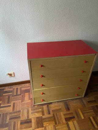 Cómoda juvenil dorada y roja