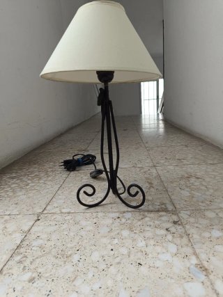 Lámpara de mesa metal y tela