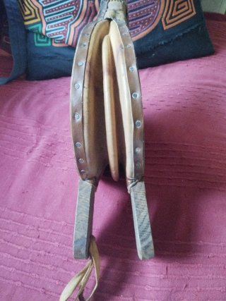 Fuelle chimenea madera y piel