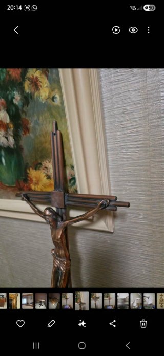 Crucifijo de latón con figura de Jesús