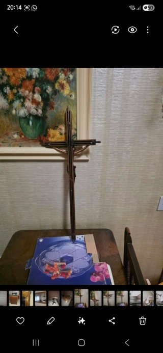 Crucifijo de latón con figura de Jesús