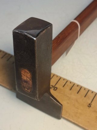 Martillo antiguo de chapear con sello
