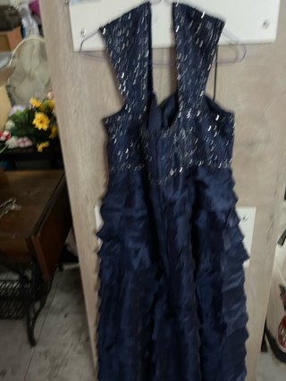 Vestido de fiesta azul con volantes