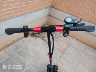 Patinete eléctrico negro y rojo