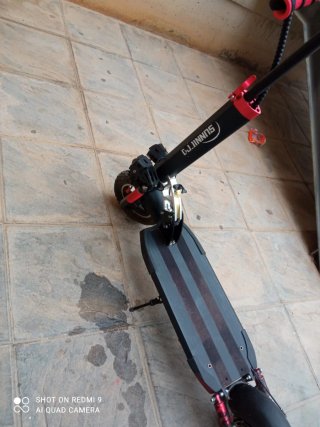 Patinete eléctrico negro y rojo
