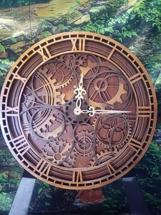 Orologio da parete in legno