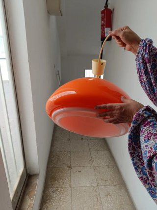 Lámpara de techo naranja y blanca