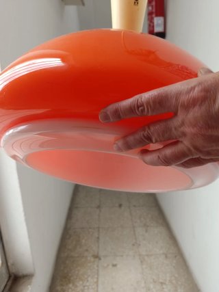 Lámpara de techo naranja y blanca