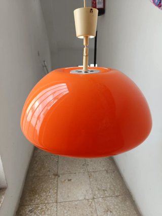 Lámpara de techo naranja y blanca