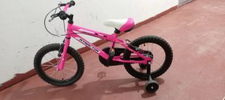 Bicicleta infantil rosa con ruedines