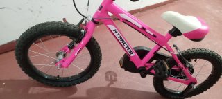 Bicicleta infantil rosa con ruedines
