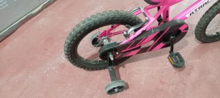 Bicicleta infantil rosa con ruedines