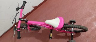 Bicicleta infantil rosa con ruedines