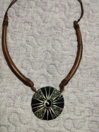 Collar artesanal con colgante redondo