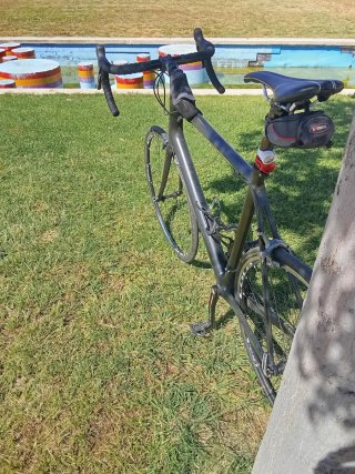 Bicicleta de carretera negra