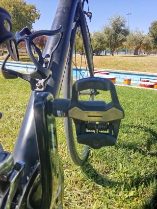 Bicicleta de carretera negra