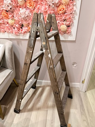 Escalera de madera para pintor