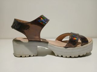 Sandalias Mustang doradas y multicolor