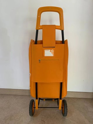 Carro de la compra naranja con bolsa nevera
