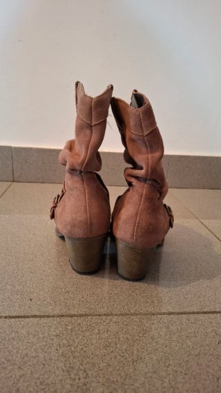 Botines de ante marrones con tacón y hebilla