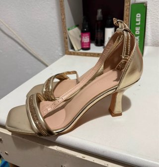 Tacones dorados
