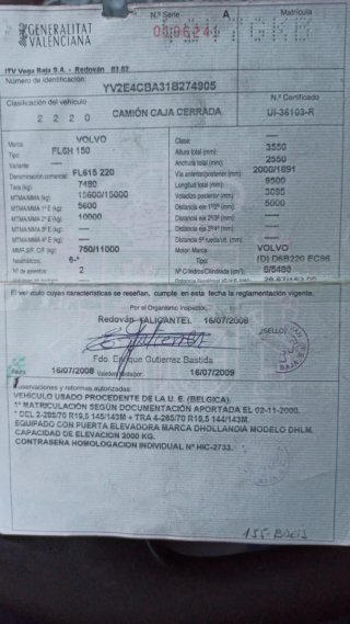 Camión Volvo con plataforma elevadora