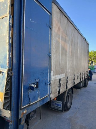 Camión Volvo con plataforma elevadora