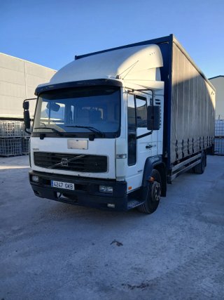 Camión Volvo con plataforma elevadora