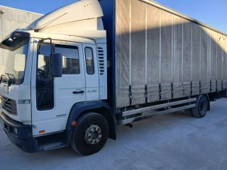 Camión Volvo con plataforma elevadora