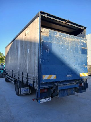 Camión Volvo con plataforma elevadora