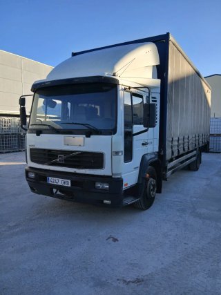 Camión Volvo con plataforma elevadora