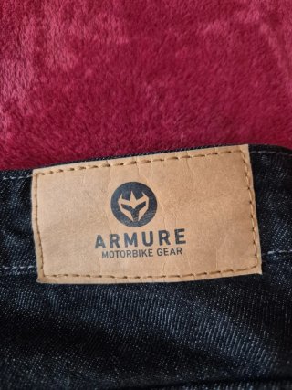 Pantalón de moto oscuro con protecciones