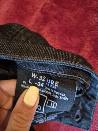 Pantalón de moto oscuro con protecciones