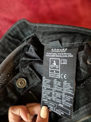 Pantalón de moto oscuro con protecciones
