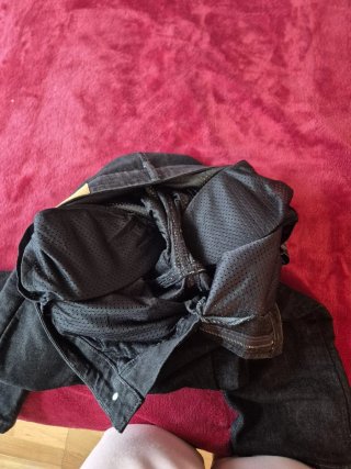 Pantalón de moto oscuro con protecciones