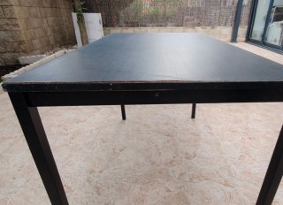 Mesa negra con 4 sillas verdes