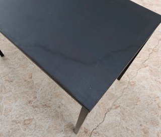 Mesa negra con 4 sillas verdes